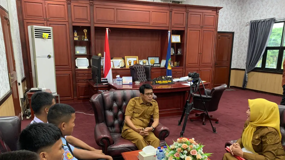 AUDIENSI: Calon Paskibraka dari Parimo, saat beraudiensi dengan Bupati Parimo, H. Erwin Burase, di ruang kerja Bupati Parimo.(FOTO: ISTIMEWA/RADAR PALU).