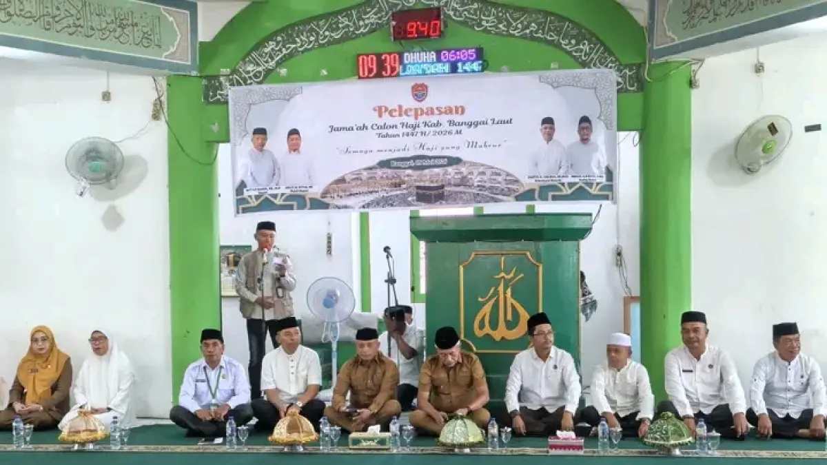 BERANGKAT: Pemberangkatan 65 jamaah calon haji asal Kabupaten Banggai Laut (Balut), secara resmi dilepas oleh Bupati Balut, Sofyan Kaepa, di Masjid Agung STQ Banggai, Selasa (5/5/2026).FOTO: MASUDIN GALANG/RADAR PALU)/&nbsp;