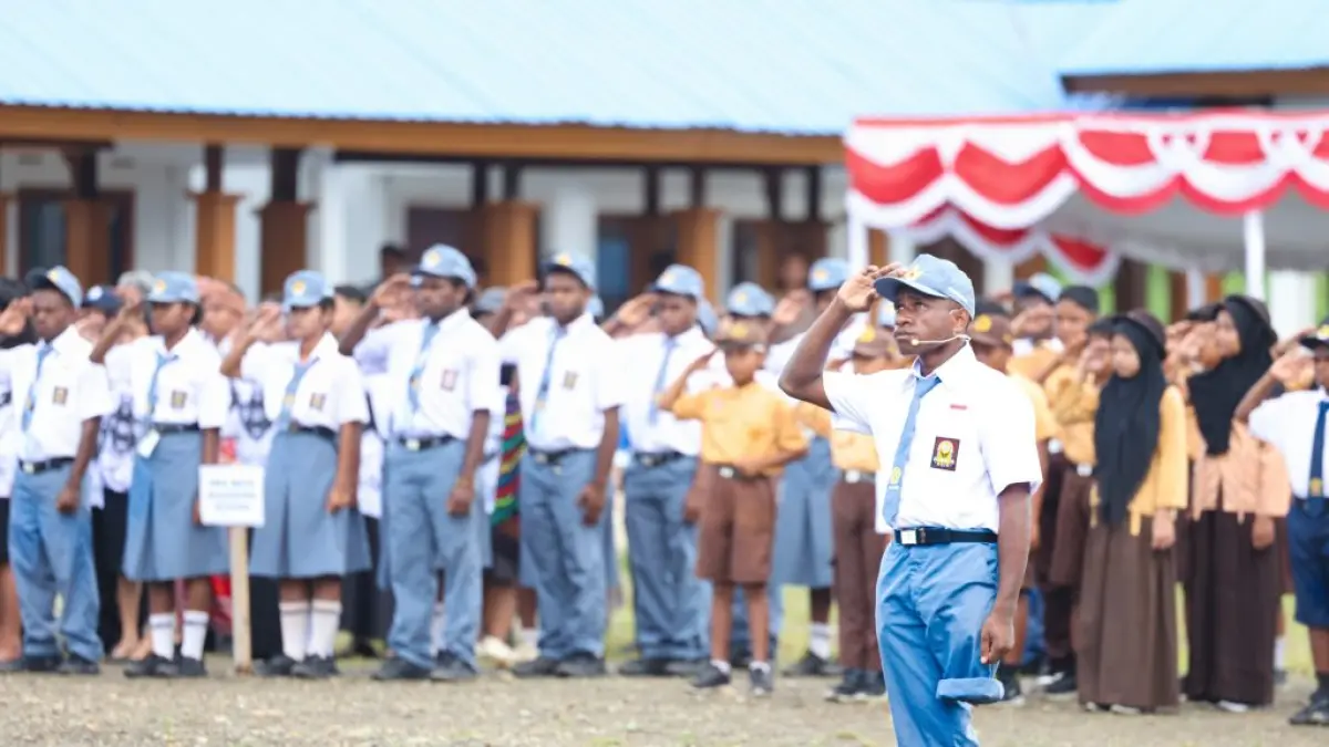 Deki Degei berdiri satu kaki selama 40 menit saat memimpin upacara Hardiknas 2026 di Nabire, Papua Tengah, yang dipimpin Gubernur Meki Nawipa.(Papuatengahprov.go.id)