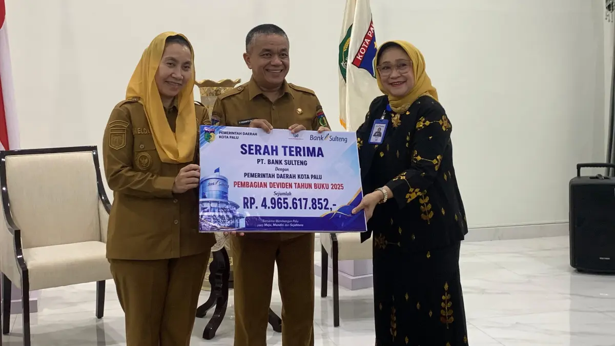 Direktur PT. Bank Sulteng Hj. Ramiyatie, SE menyerahkan secara simbolis dividen sebesar Rp4,9 M kepada Wali Kota Palu Hadianto Rasyid pada Selasa (5/5/2026).(Rina Abd Halik)