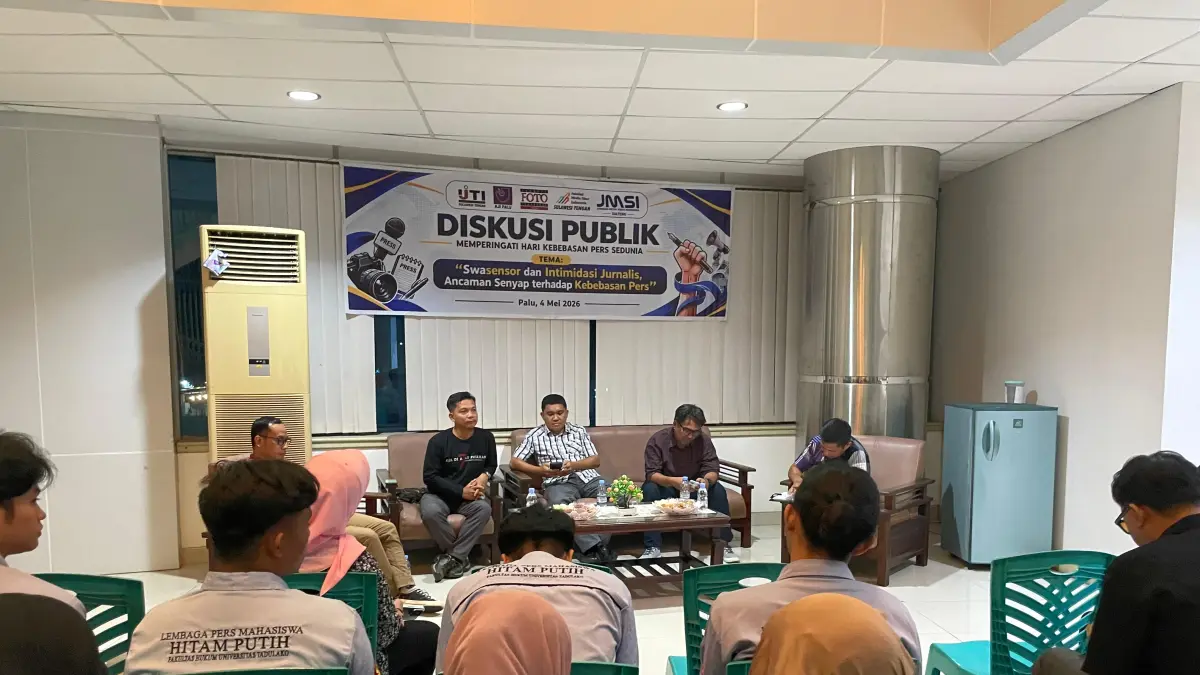 Diskusi Publik memperingati Hari Kebebasan Pers Sedunia 2026 yang digelar di Graha Pena Jawa Pos Radar Palu, Senin malam (4/5/2026). (Raffy/Radar Palu)