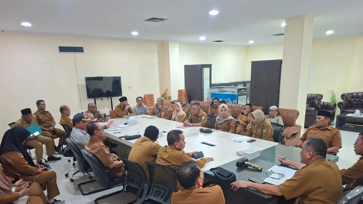 JAMINAN: Wabup Buol Moh. Nasir Daimaroto, kembali memimpin rakor, membahas jaminan Pemkab untuk jamaah calon haji dari Kabupaten Buol, terutama perjalanan haji hingga kembali ditanggung Pemkab Buol.(FOTO: DINAS KOMINFO BUOL/RADAR PALU).