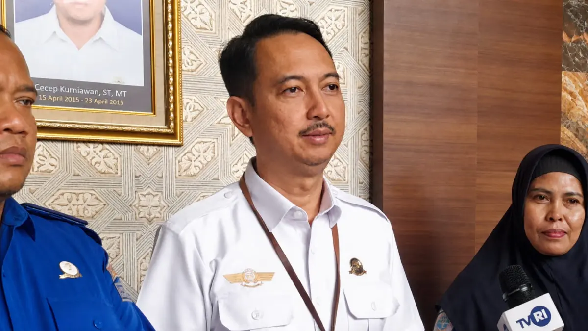 Kepala BLU-UPBU Bandara Mutiara Sis Al-Jufri Palu, Prasetiyohadi, memberikan keterangan terkait lolosnya sabu 16 kg dari bandara asal hingga transit sebelum digagalkan di Palu. (Dok. Radar Palu)