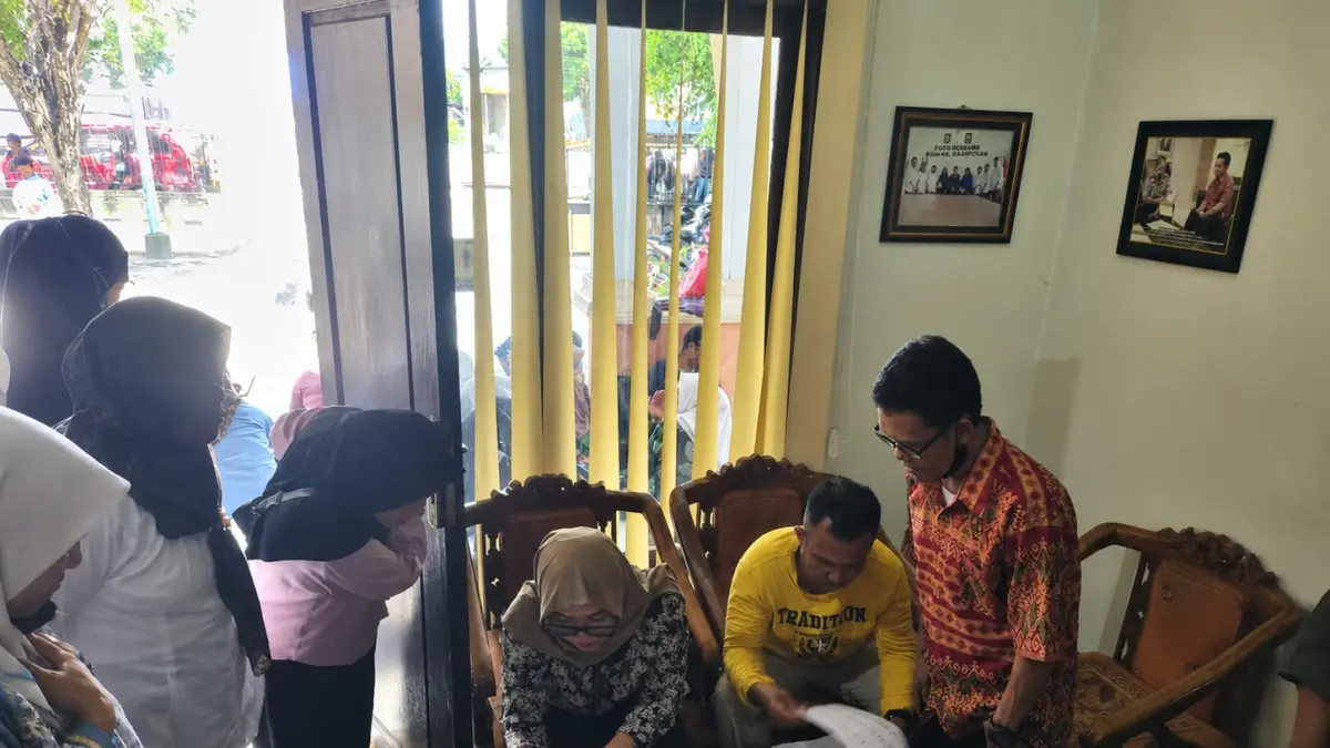 Massa FPR Sulteng mengumpulkan data honorer di Komnas HAM sebagai persiapan somasi dan pertemuan dengan gubernur. (Fatahillah/RADAR PALU)