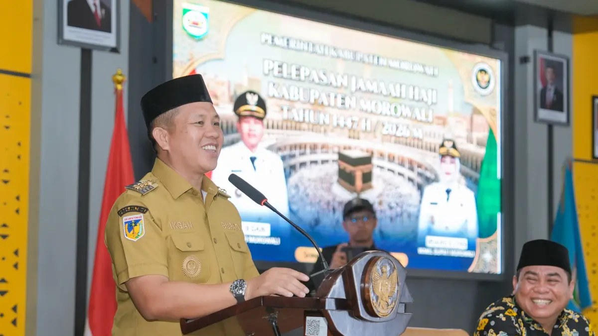 MELEPAS: Bupati Morowali, Iksan Abdul Rauf, saat melepas jamaah calon haji Kabupaten Morowali.(FOTO: SUPRIYONO/RADAR PALU).