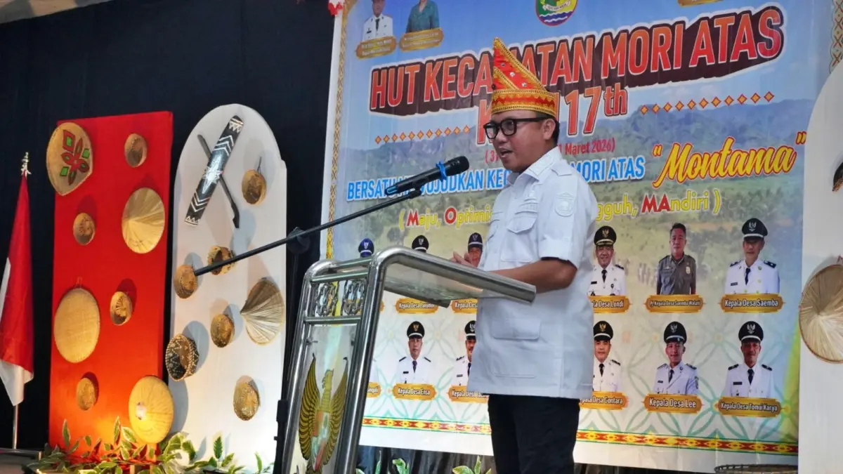 PERAYAAN: Bupati Morowali Utara Delis Julkarson Hehi, menghadiri perayaan HUT Mori Atas yang digelar di aula kantor Camat Mori Atas, Kamis (30/04/2026). (FOTO: ISTIMEWA/RADAR PALU)