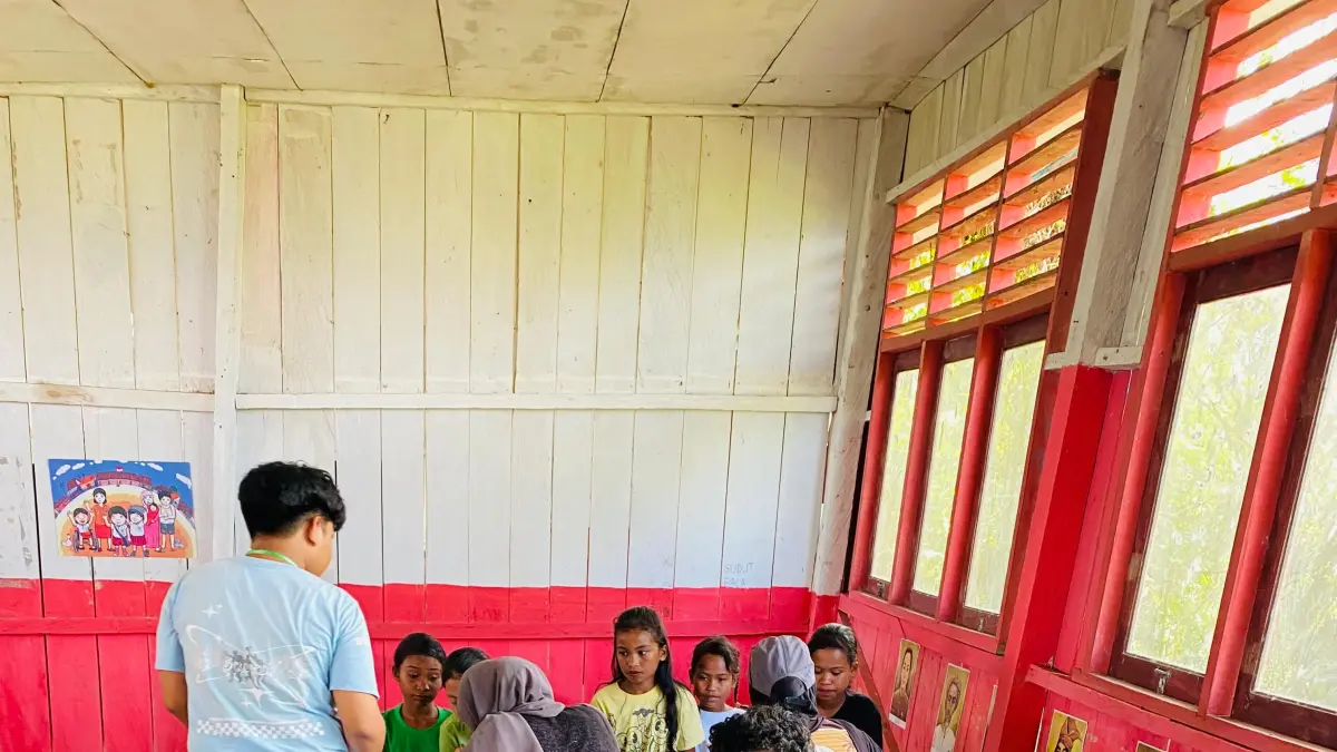 SEMANGAT BELAJAR: Relawan Yayasan Rumah Literasi Ceria bersama Arutala Sigi mengajar anak-anak melalui program “Sekolah Daun” di Dusun Topesino, Desa Mantikole, Kecamatan Dolo Barat, Kabupaten Sigi, Minggu (3/5/2026).(FOTO: ISTIMEWA/RADAR PALU)