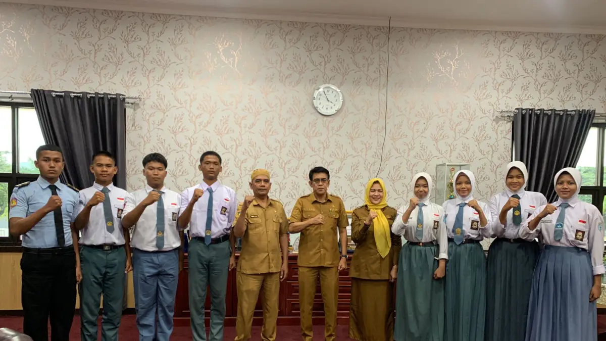 SEMANGAT MENUJU PROVINSI: Bupati Parigi Moutong H. Erwin Burase melepas peserta seleksi Pasukan Pengibar Bendera Pusaka (Paskibraka) tingkat Provinsi Sulawesi Tengah di Ruang Bupati Parigi Moutong, Senin (4/5/2026).