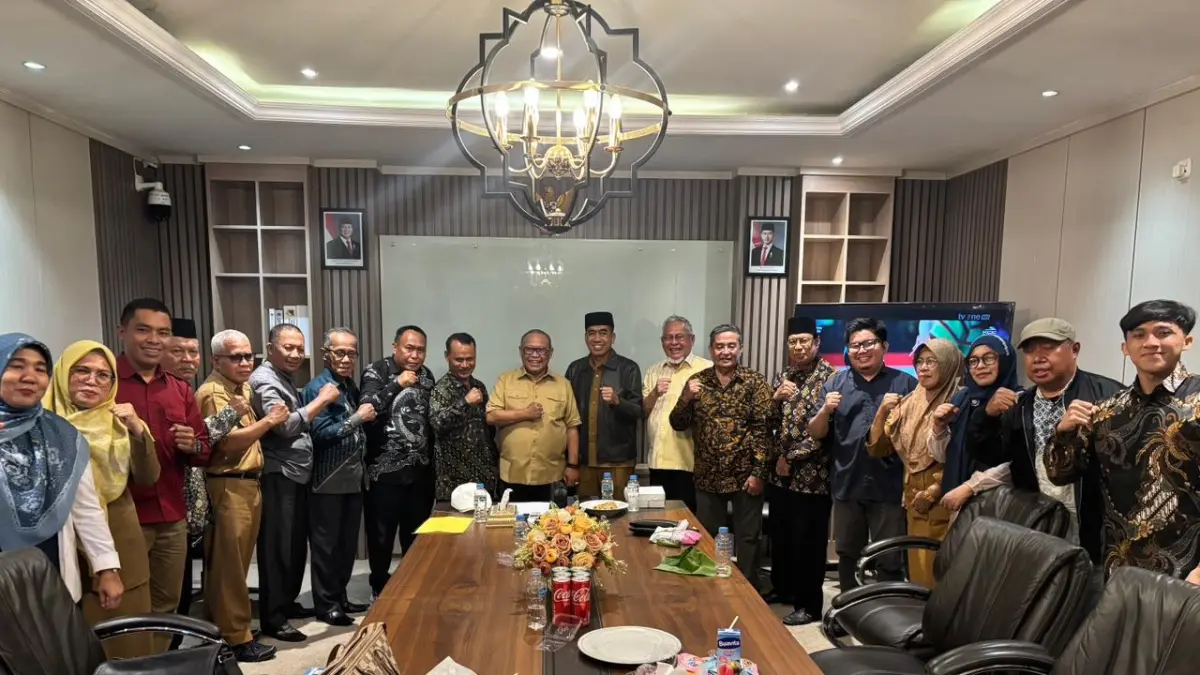 SILATURAHMI: Pertemuan silaturahmi dan bersejarah, saat Ketua PW-IKIB Sulteng Wahid tarim, bersama pengurus lainnya bersilaturahmi dengan Ketua DPRD Sulteng H. Moh. Arus Abdul Karim, Selasa (5/5/2026).(FOTO: ISTIMEWA/RADAR PALU).