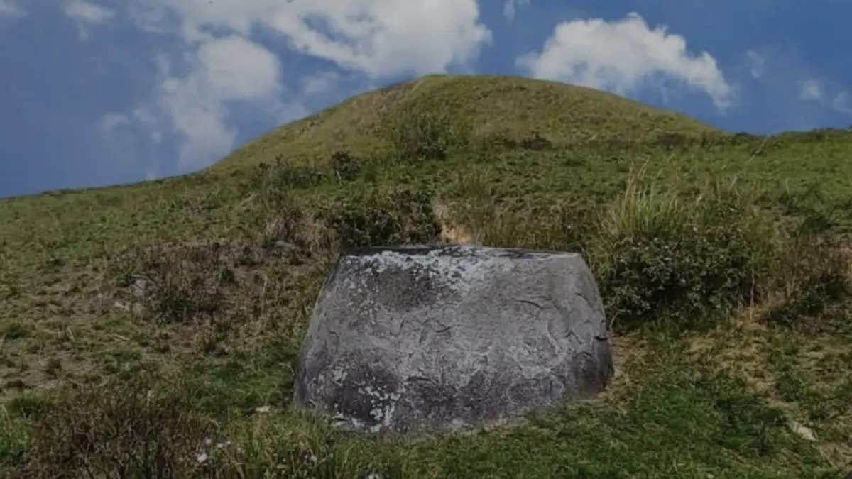 Tim Balai Pelestarian Kebudayaan Sulawesi Tengah melakukan peninjauan di Bukit Tamungkumolo, Desa Watutau, Kecamatan Lore Peore, Kabupaten Poso, terkait dugaan struktur “piramida” di Lembah Napu. Foto: Balai Pelestarian Kebudayaan (BPK) Sulawesi Tengah