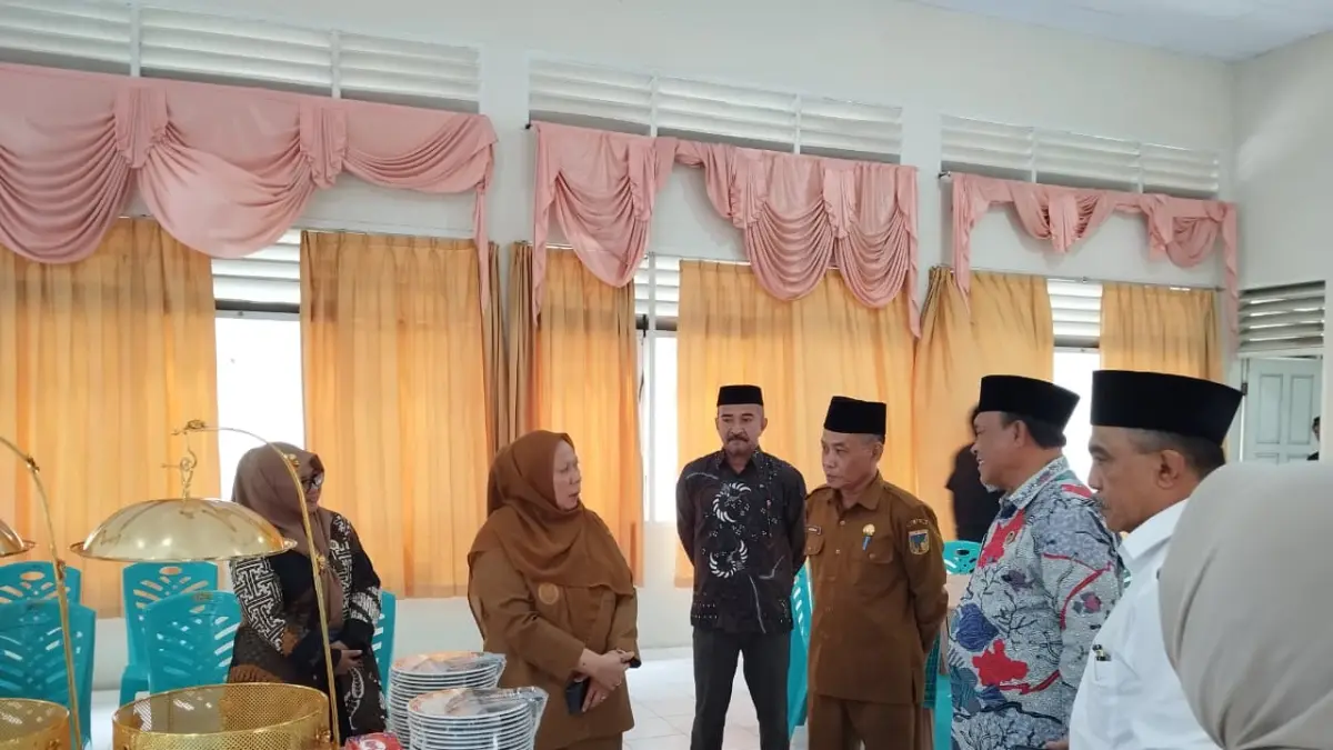 Wagub Reny Lamadjido meninjau Asrama Haji Palu, pastikan kesiapan 1.751 jemaah haji Sulteng jelang keberangkatan 2026.(Ro. Adpim Sulteng)