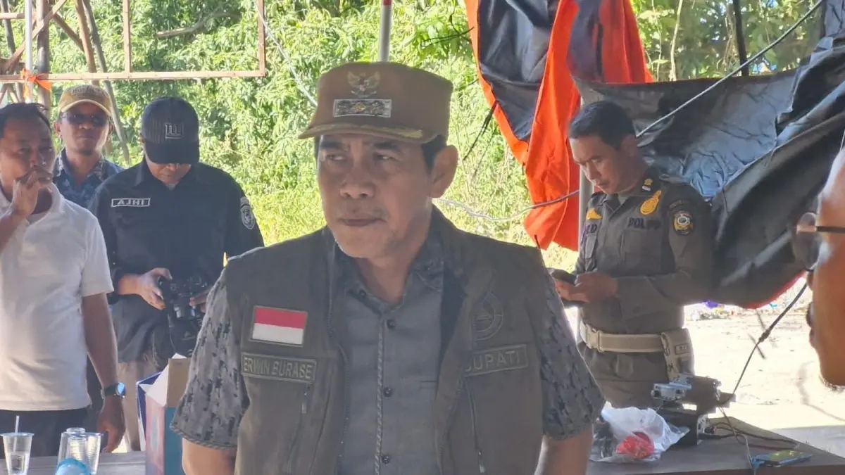 TEGAS BERANTAS PETI: Bupati Parigi Moutong H. Erwin Burase bersama Kapolres Parigi Moutong AKBP Hendrawan A.N memberikan keterangan terkait langkah penertiban tambang ilegal dan pengaktifan kembali Satgas Pertambangan di Parigi Moutong, Senin (4/5/2026). (FOTO: RAHMAT FADIL/RADAR PALU).