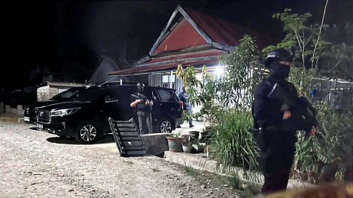 Anggota Brimob yang melakukan pengaman di lokasi saat penangkapan empat warga di wilayah Parimo. (foto : Andi).