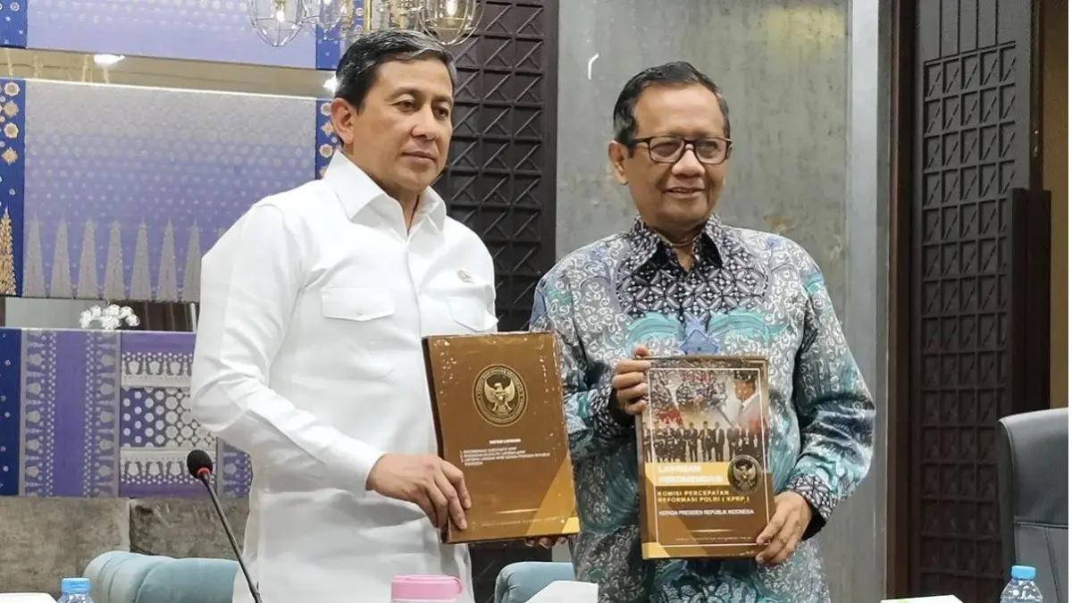 Anggota Komisi Percepatan Reformasi Polri (KPRP) Jenderal Polisi (Purn) Ahmad Dofiri (kiri) dan Mahfud MD (kanan) menunjukkan buku hasil rekomendasi reformasi Polri dalam konferensi pers di Jakarta Selatan, Rabu (6/5/2026). ANTARA/Nadia Putri Rahmani
