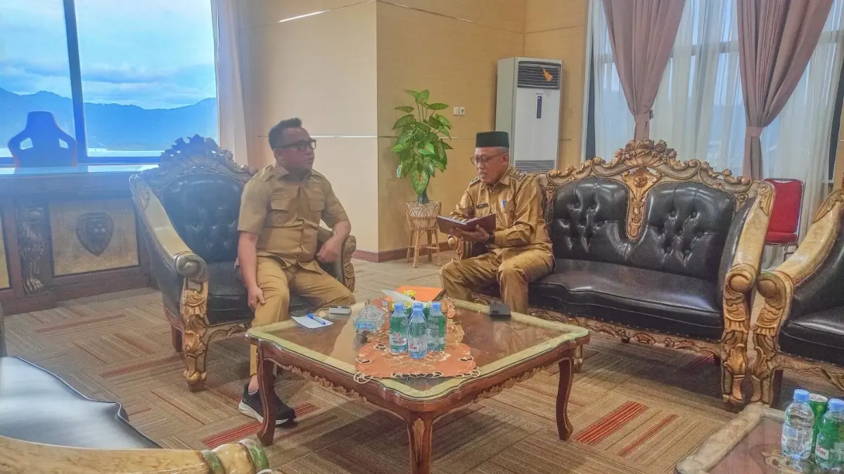MENYIMAK: Bupati Morowali Utara Delis Julkarson Hehi menyimak laporan Wakil Bupati Djira Kendjo dalam pertemuan di ruang kerja Bupati, Selasa (5/5/2026). (FOTO: ILHAM NUSI/RADAR PALU)