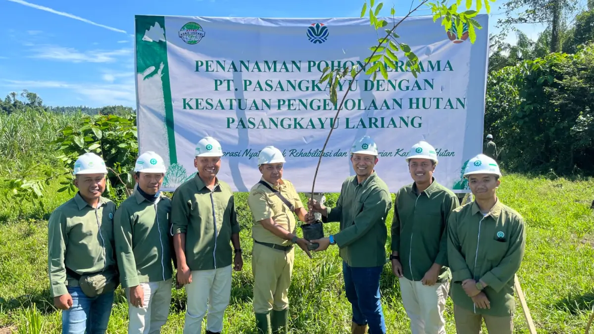 Penanaman pohon sebagai upaya menjaga kelestarian lingkungan, khususnya di kawasan sempadan sungai yang memiliki fungsi vital bagi ekosistem.