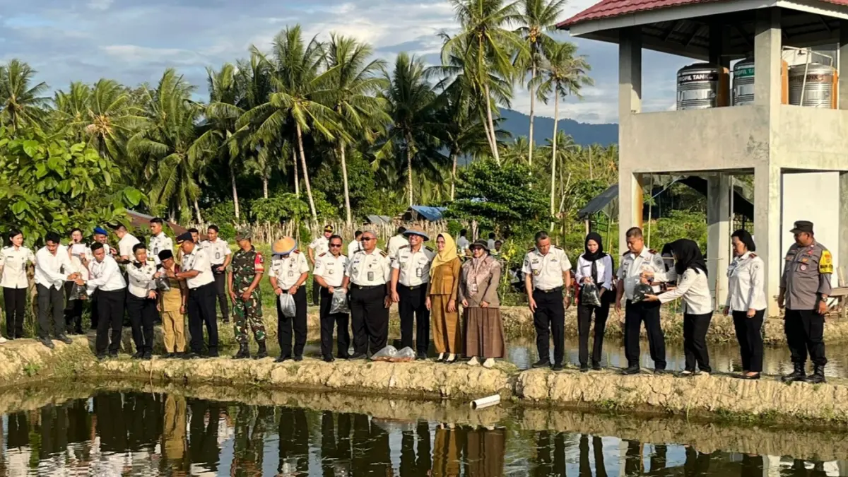 Prosesi pelepasan 1.000 benih ikan Nila di kolam Lembaga Pemasyarakatan (Lapas) Perempuan Kelas III Palu.