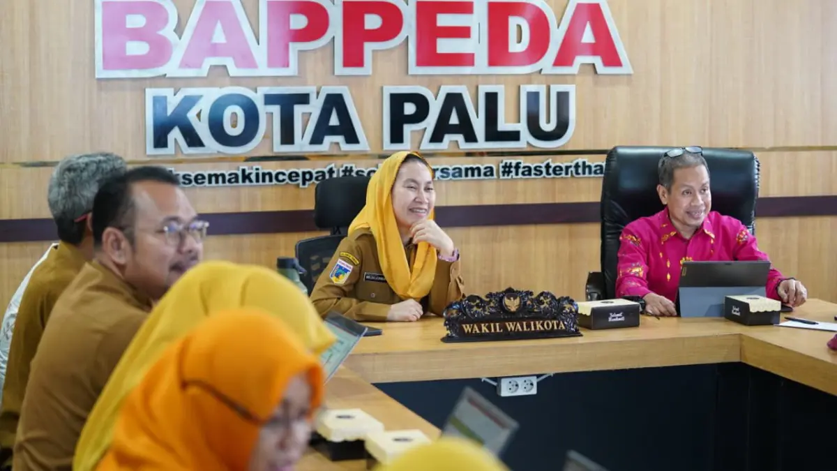 SINKRONISASI DATA: Wakil Wali Kota Palu, Imelda Liliana Muhidin, di ruang rapat Bappeda untuk menyinkronkan data balita lintas instansi untuk memastikan intervensi stunting lebih tepat sasaran. FOTO: HUMAS PEMKOT PALU