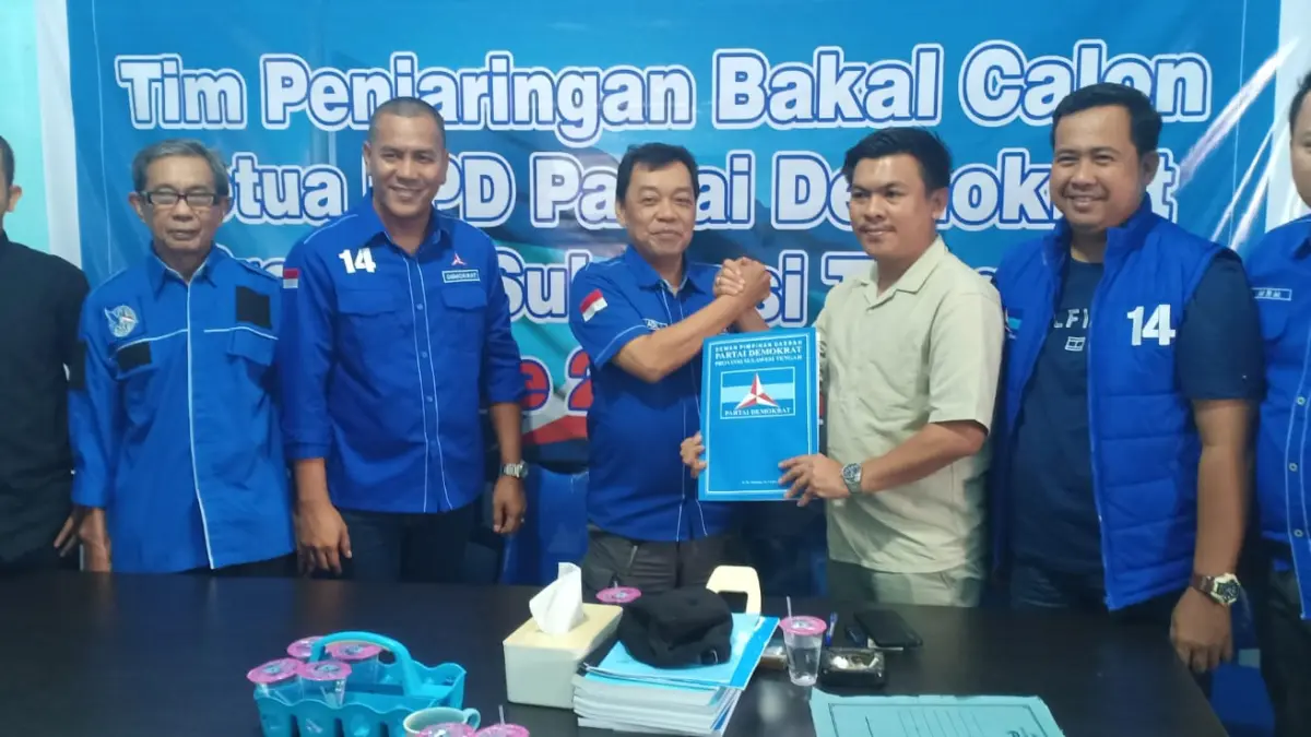 MENDAFTAR: LO calon Ketua DPD Partai Demokrat Sulteng H. Anwar Hafid, yakni Bayu Pratama saat mengambil formulir pendaftaran di Sekretariat DPD Partai Demokrat, diserahkan ketua tim Penjaringan Jumadil, di Jln. Soetomo Palu, Kamis (7/5/2026). (FOTO: MUCHSIN SIRADJUDIN/RADAR PALU).