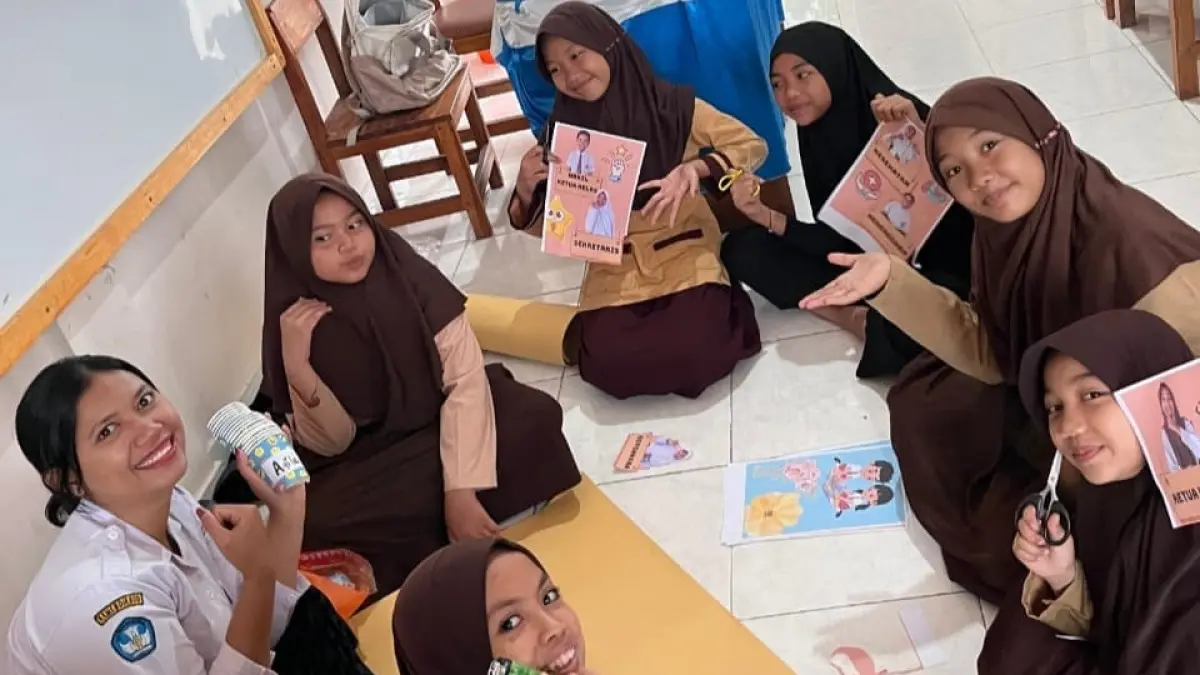 JOURNEY SISWA  Nia Selviani Fatlolona bersama para muridnya menunjukkan sudut baca dan area “student journey” di dalam kelas sebagai media membangun karakter dan kepercayaan diri siswa.