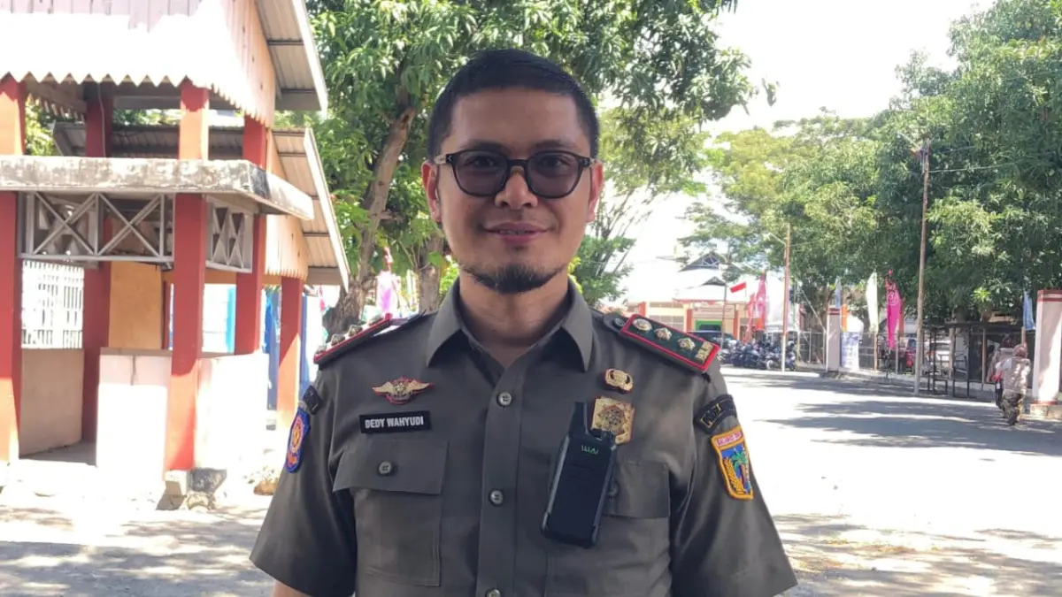 Kepala Bidang Ketertiban Umum dan Ketenteraman Satpol PP Sulawesi Tengah, Dedi Wahyudi jelaskan pengamanan dan pengaturan parkir di Asrama Haji Palu.
