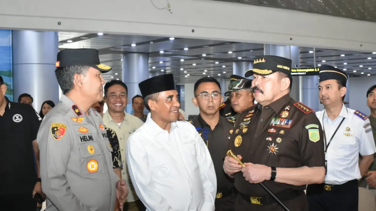 Kepala Jaksa Agung RI ST Burhanuddin berbincang hangat dengan Gubernur Sulawesi Tengah Anwar Hafid dan Wakapolda Sulteng Brigjen Pol Dr. Helmi Kwarta Kusuma Putra Rauf di Bandara Internasional Mutiara Sis Al Jufri Palu, Kamis (7/5/2026).