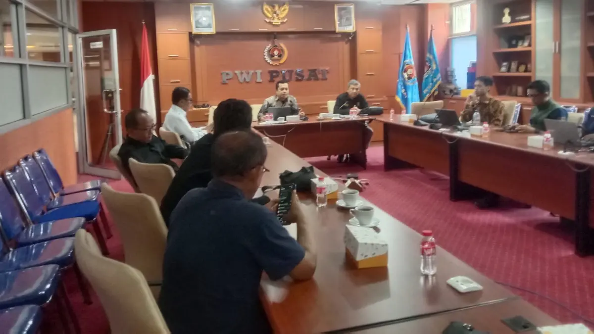Ketua Tim Penyelaras Anrico Pasaribu menyerahkan naskah final AD/ART, Kode Etik Jurnalistik (KEJ), dan Kode Perilaku Wartawan (KPW) kepada Ketua Umum Akhmad Munir, disaksikan jajaran pengurus dalam rapat pleno PWI Pusat di Jakarta, Senin (4/5/2026).