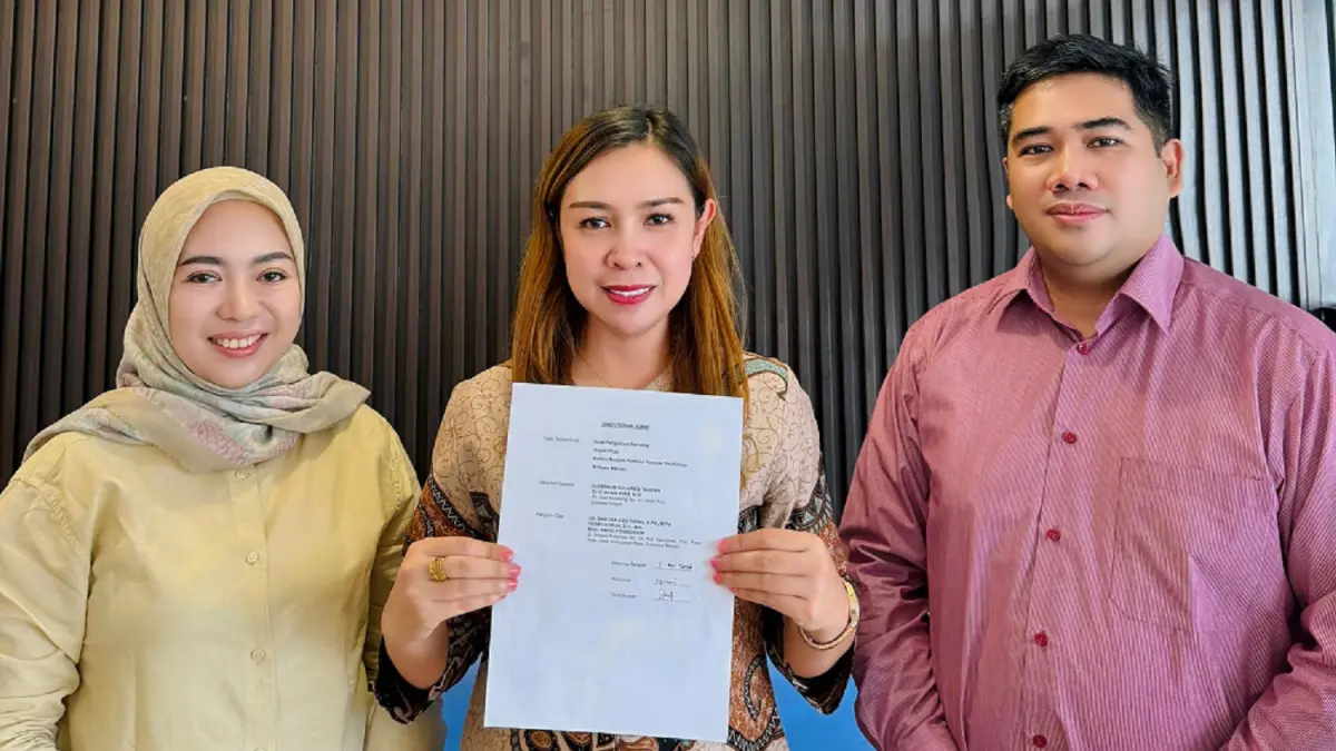 LAPORKAN : Sartika Andi Patau bersama tim advokat: Inggrith Luneto dan Albert Sinay.(Istimewa)