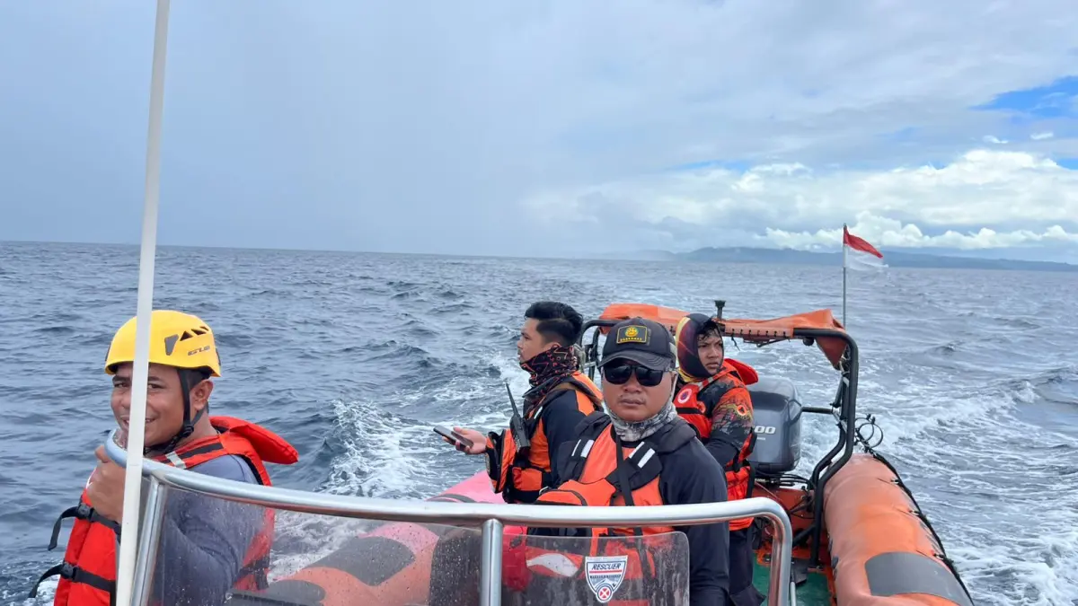 PENCARIAN: Tim SAR gabungan saat melakukan pencarian hilangnya nelayan, dan mati mesin long boat, di perairan Bokan Kepulauan, Kabupaten Banggai Laut,&nbsp; Sulawesi Tengah.(FOTO: ISTIMEWA/RADAR PALU)