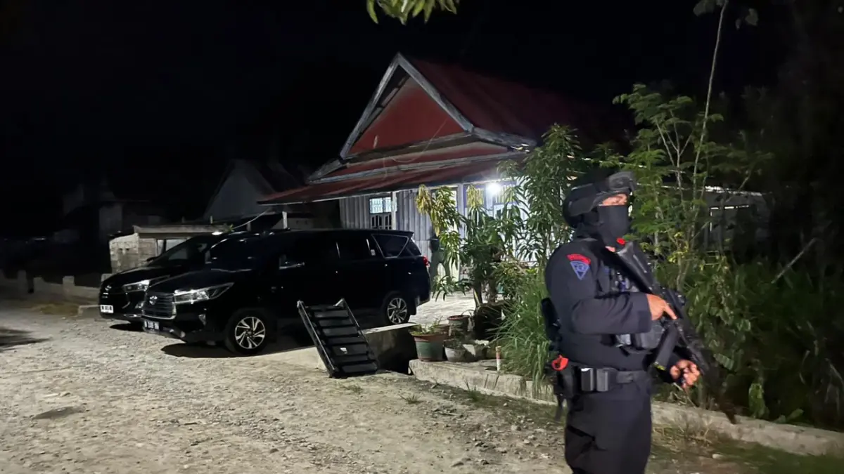 Personel Brimob Polda Sulawesi Tengah bersiaga melakukan pengamanan saat proses penangkapan terduga teroris oleh tim Densus 88 Antiteror Polri di wilayah Kabupaten Parigi Moutong.