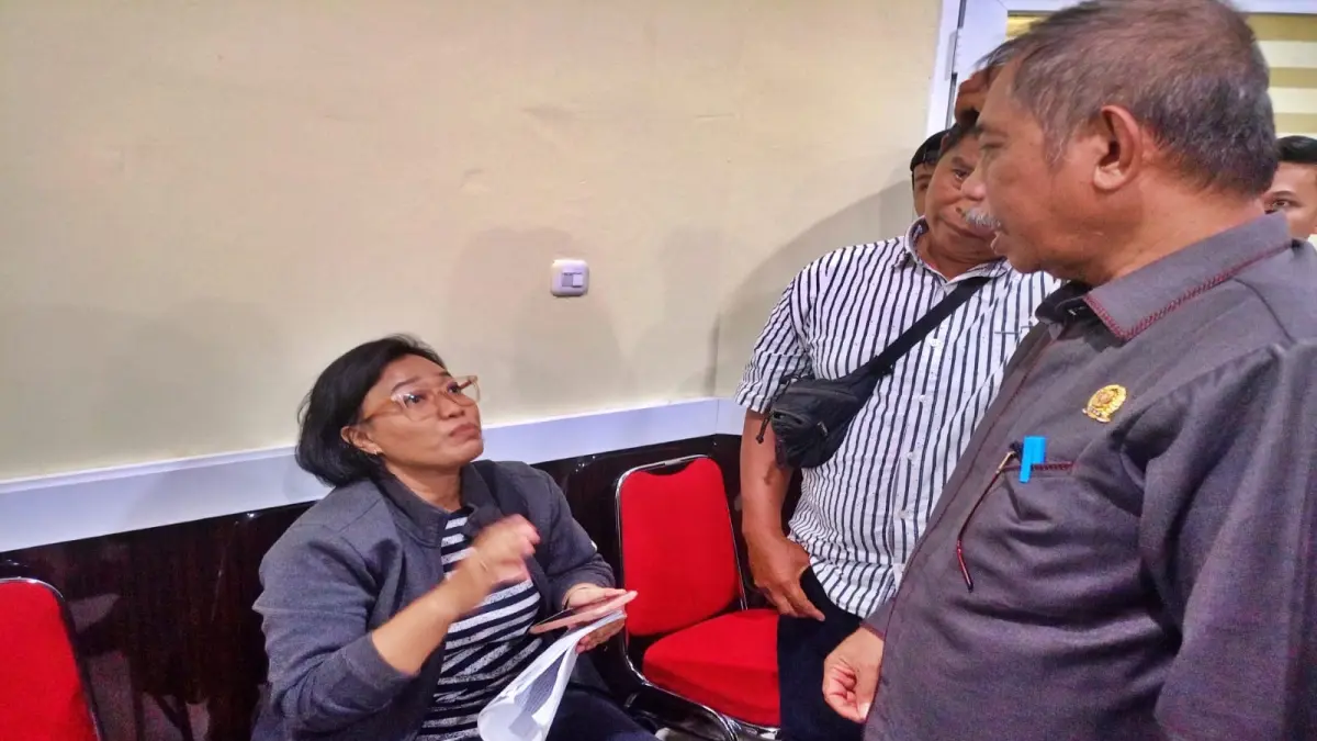 MENANYAKAN: Wakil Ketua II DPRD Morowali Utara Ambo Mai menanyakan alasan Legal PT Kurnia Luwuk Sejati (KLS) Hesty Tomagara yang menolak menandatangani berita acara RDP yang menyeret PT KLS serta masyarakat Bungku Utara dan Mamosalato, Kamis (7/5/2026). (FOTO: ILHAM NUSI/RADAR PALU)