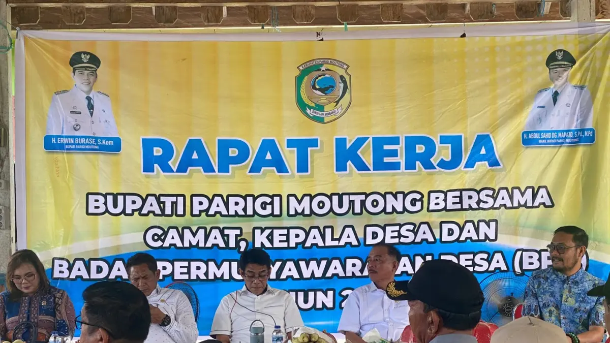 ASPIRASI: Bupati Parigi Moutong H. Erwin Burase memimpin rapat kerja bersama pemerintah kecamatan, kepala desa, Ketua BPD, dan perangkat daerah di Pendopo Desa Torono, Kecamatan Sausu, Rabu (7/5/2026).(FOTO: RAHMAT FADHIL/RADAR PALU)