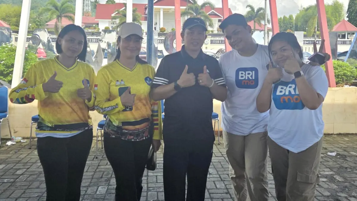 BRI Cabang Morowali turut memeriahkan peringatan Hari Pendidikan Nasional 2026 melalui kegiatan jalan santai dan senam bersama di Alun-alun Rujab Bupati Morowali.