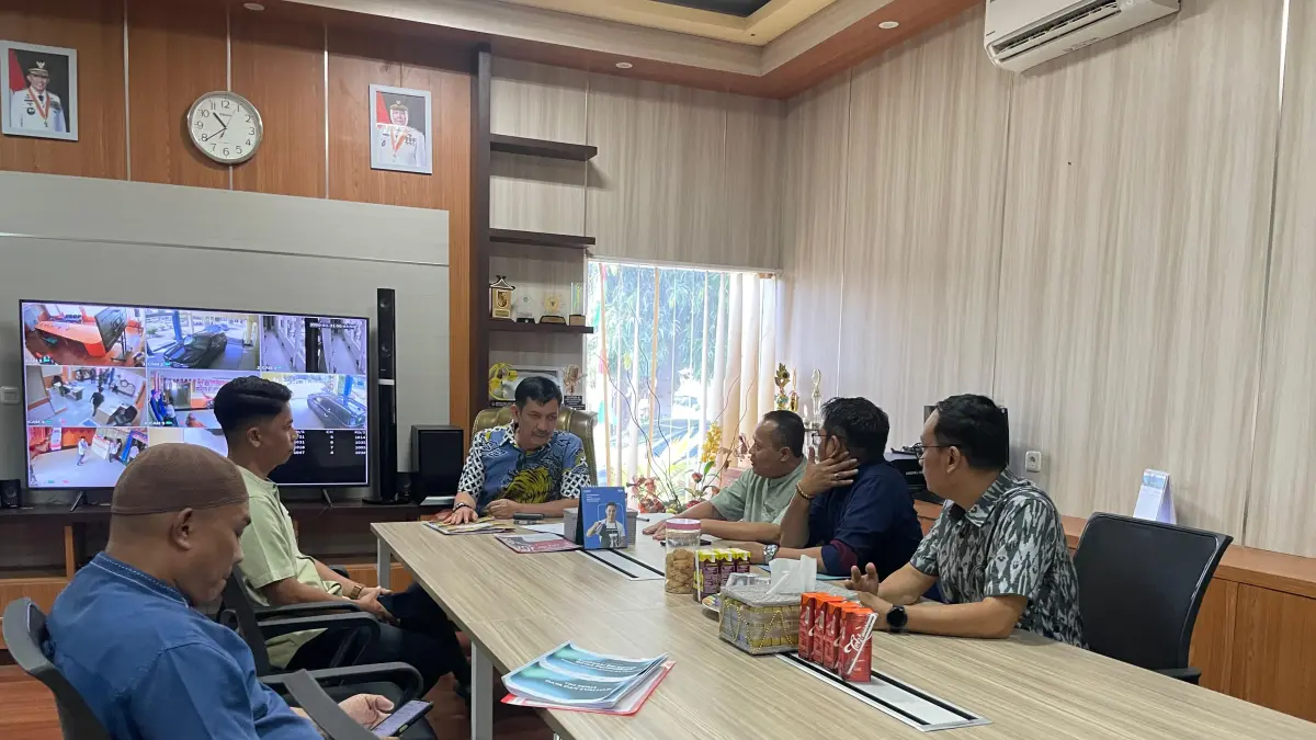 Direktur Radar Palu Jawa Pos Group, Murtalib bersama Kadisdik Sulteng, H. Firmanza DP membahas gerakan literasi sekolah mendukung BERANI Cerdas
