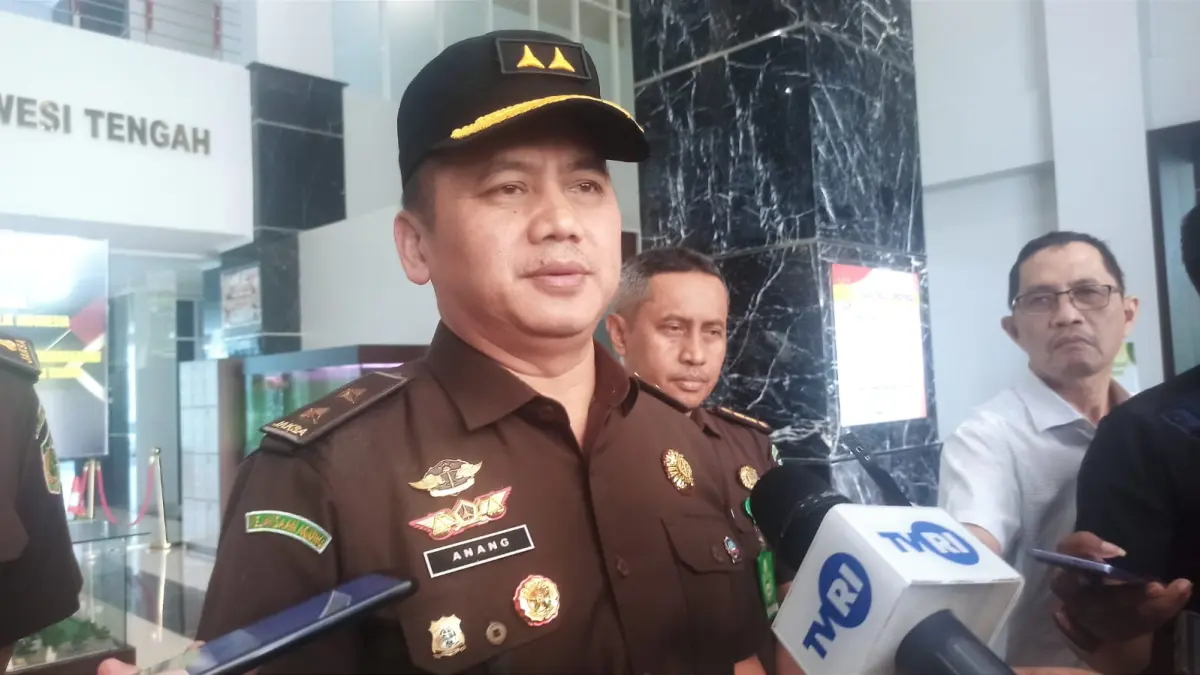 Kapuspenkum Kejaksaan Agung RI, Anang Supriatna, memberikan keterangan kepada awak media terkait perkembangan identifikasi dan klarifikasi perusahaan tambang serta perkebunan oleh Satgas PKH di Sulteng. (Foto: Wahono)
