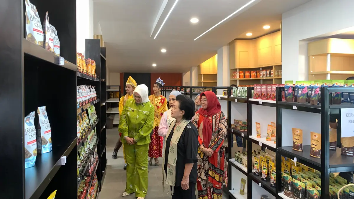 Kunjungan Ketua Umum Ikatan Adhyaksa Dharmakarini ke Galeri Dekranasda Kota Palu di New Baruga.(Rina Abd Halik)