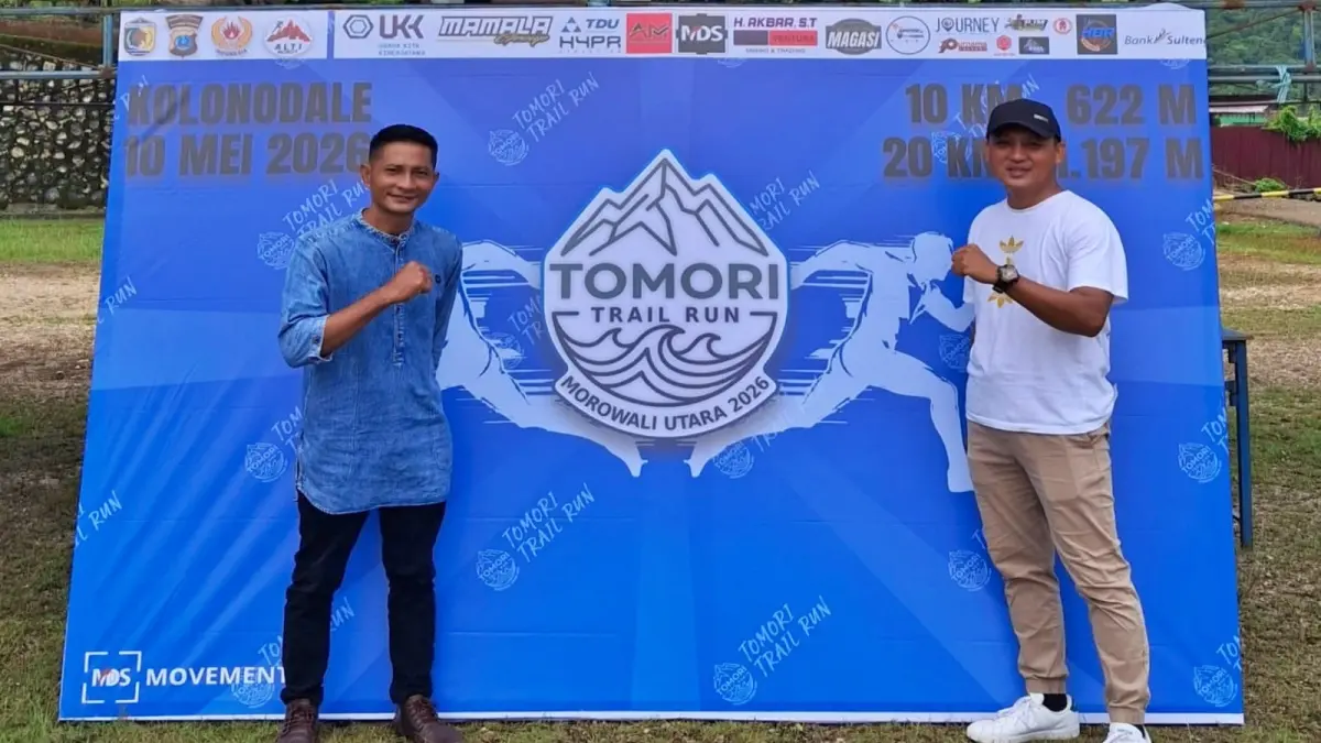 MENINJAU: Ketua ALTI Morut Arman Purnama Marunduh (kanan), berama Humas Trinusa Group Budiono saat meninjau persiapan akhir Tomori TrailRun di pelataran kantor Bupati Morut, Jumat (8/5/2026). (FOTO: ILHAM NUSI/RADAR PALU)