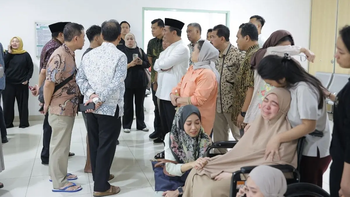 Menteri Pertanian RI, Andi Amran Sulaiman menjadi salah satu tokoh pertama yang datang melayat di RSUD Pasar Minggu, Jakarta.