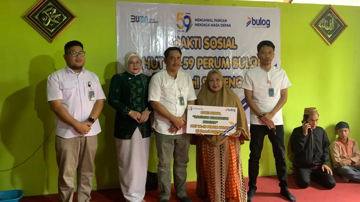 Penyerahan secara simbolis bantuan komoditas pangan kepada kepala panti asuhan Kasih sayang anak, Jumat (8/5/2026).(Rina Abd Halik)