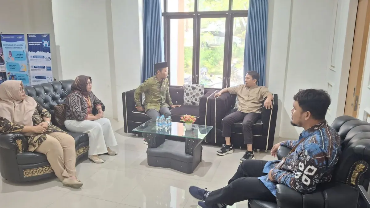 PERTEMUAN: Wakil Ketua KPID Sulteng, Muh. Ramadhan Tahir, didampingi Koordinator Bidang Pengawasan Isi Siaran, Mita Meinansi, serta Koordinator Bidang Pengembangan Kebijakan dan Sistem Penyiaran, Muh. Faras Muhadzdzib.(FOTO: ANGEL SUMBARA/RADAR PALU).