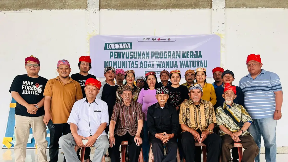 Peserta lokakarya Komunitas Adat To Pekurehua Wanua Watutau berfoto bersama usai menyusun program kerja penguatan perlindungan wilayah adat dan kemandirian komunitas di Baruga Desa Watutau, Kabupaten Poso. (Istimewa)