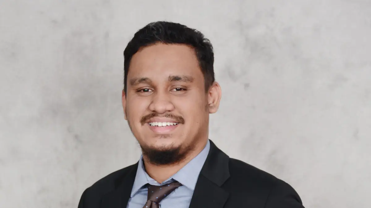 Reza Malik Akbar menjelaskan dampak psikologis pelecehan seksual terhadap remaja saat diwawancarai Radar Palu, Jumat (8/5/2026). Annisa Wibdy/RADAR PALU)