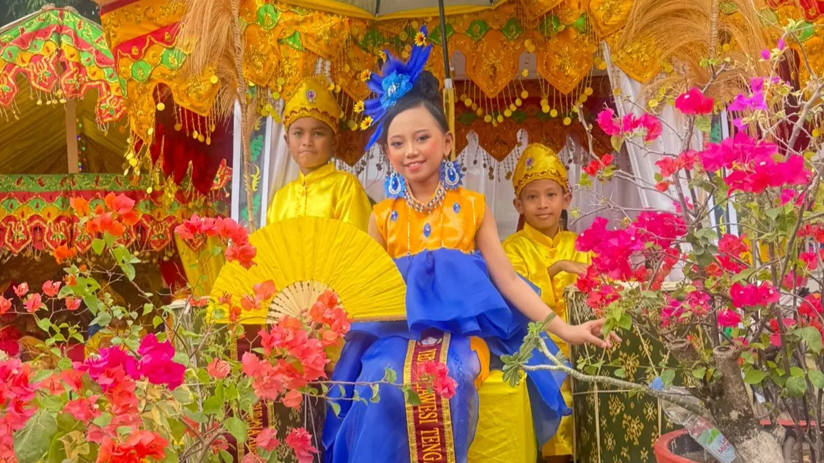 Aksi memukau peserta dari Gugus V saat membawakan tema "Menghidupkan Tradisi di Era Modern" pada Karnaval Budaya Hardiknas 2026 di Kota Palu, Sabtu (9/5/2026). (Foto: Radar Palu)