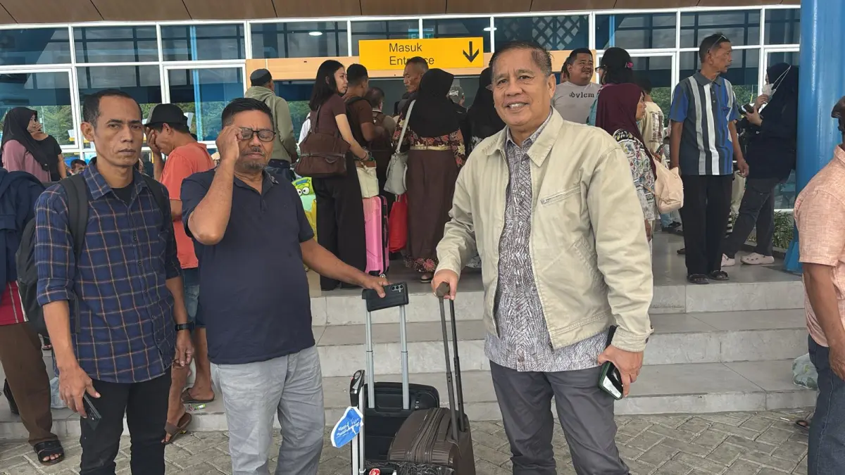 Anggota Komisi III DPRD Sulteng, Marthen Tibe (Kanan) saat di pelabuhan menuju Kaltim guna mempelajari regulasi jalan tambang di Kalimantan Timur yang mengacu pada aturan Kementerian PU. (Istimewa/Radar Palu)