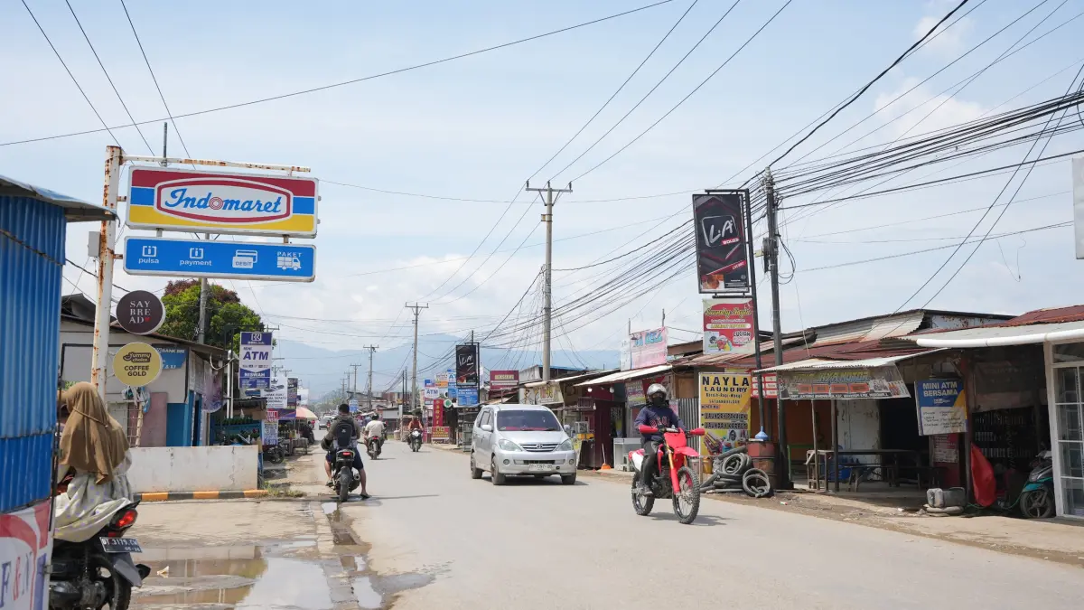 Deretan toko ritel bersisian dengan kios lokal, penatu (laundry), dan warung kelontong milik warga di sepanjang jalan utama di Kecamatan Bahodopi, Kabupaten Morowali, Sulawesi Tengah.(Departemen Media IMIP)