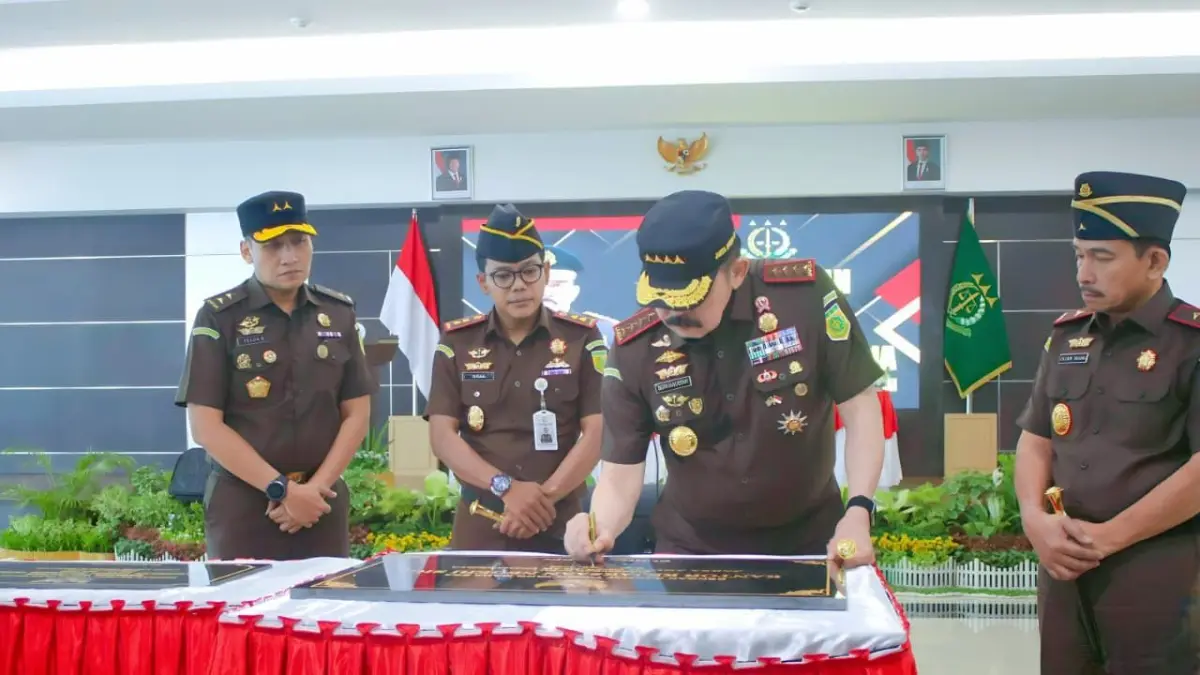 Jaksa Agung RI ST Burhanuddin melakukan kunjungan kerja perdana ke Kejaksaan Negeri Sigi, Sulawesi Tengah. Kunjungan ini juga dirangkaikan dengan peresmian Gedung Kantor Kejari Sigi.&nbsp;