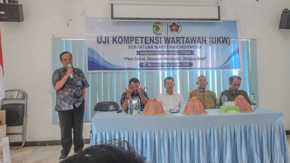 LAPORAN: Sekretaris PWI Sulawesi Tengah Temu Sutrisno menyampaikan laporan hasil Uji Kompetensi Wartawan (UKW) yang diselenggarakan PWI Morowali Utara di Kolonodale, Sabtu (9/5/2026). (FOTO: Ilham Nusi/RADAR PALU)
