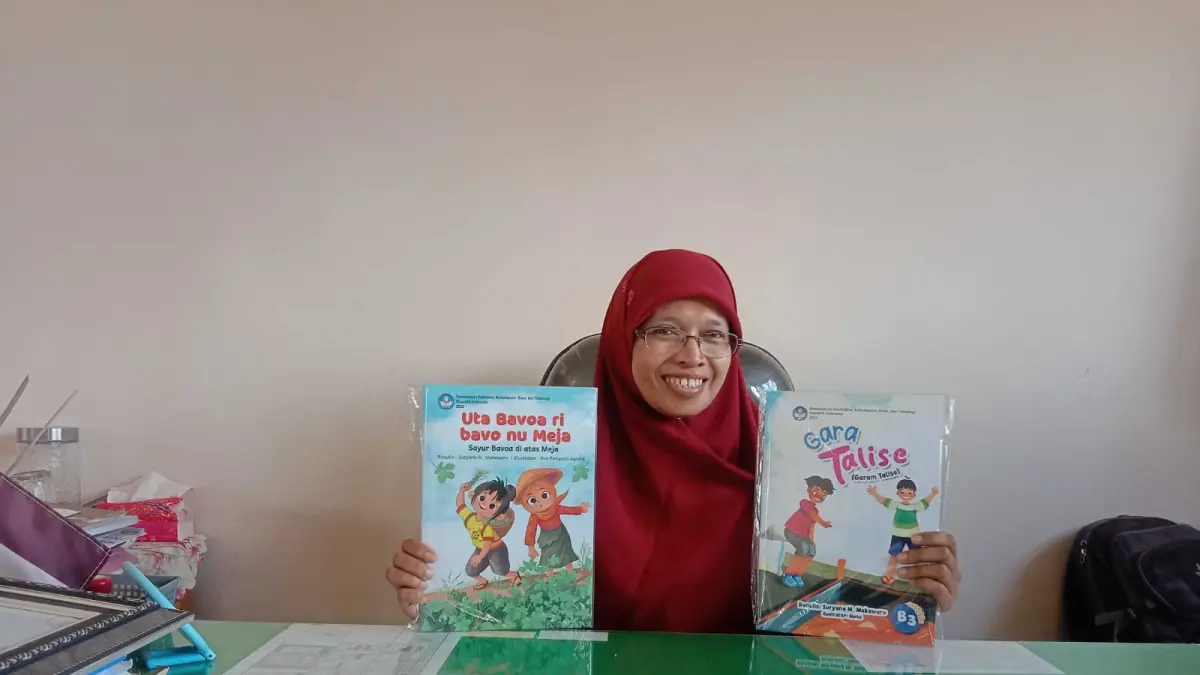 Suryana M. Makawaru menunjukkan koleksi buku karya pribadinya yang menjadi bahan bacaan siswa di perpustakaan sekolah.(Ade Safitri/Radar Palu)
