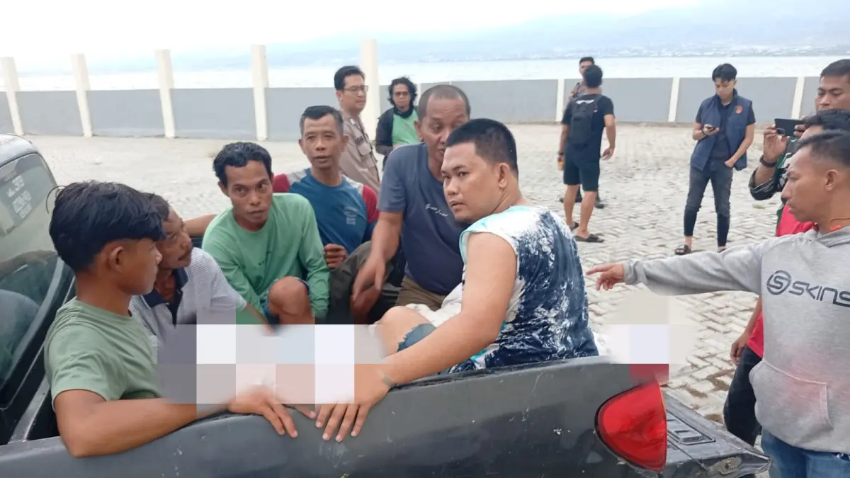 Warga bersama aparat kepolisian mengevakuasi jenazah pria yang ditemukan di kawasan batu pemecah ombak belakang Swiss-Belhotel Palu, Kelurahan Silae, Kecamatan Ulujadi, Sabtu (9/5/2026).