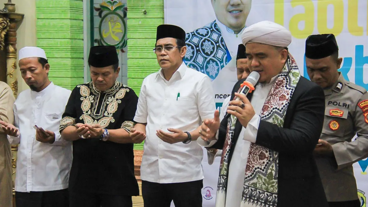 SEMANGAT CINTA ALQURAN: Bupati Parigi Moutong H. Erwin Burase bersama Wakil Bupati Abdul Sahid menghadiri Tabligh Akbar bertema “Hidup Berkah Bersama Alquran di Masjid At-Taqwa, Kelurahan Bantaya, Kecamatan Parigi, Jumat (8/5/2026).(FOTO: RAHMAT FADHIL/RADAR PALU).